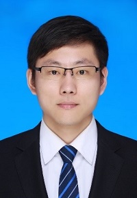 穿著西裝筆挺的男子描述已自動生成